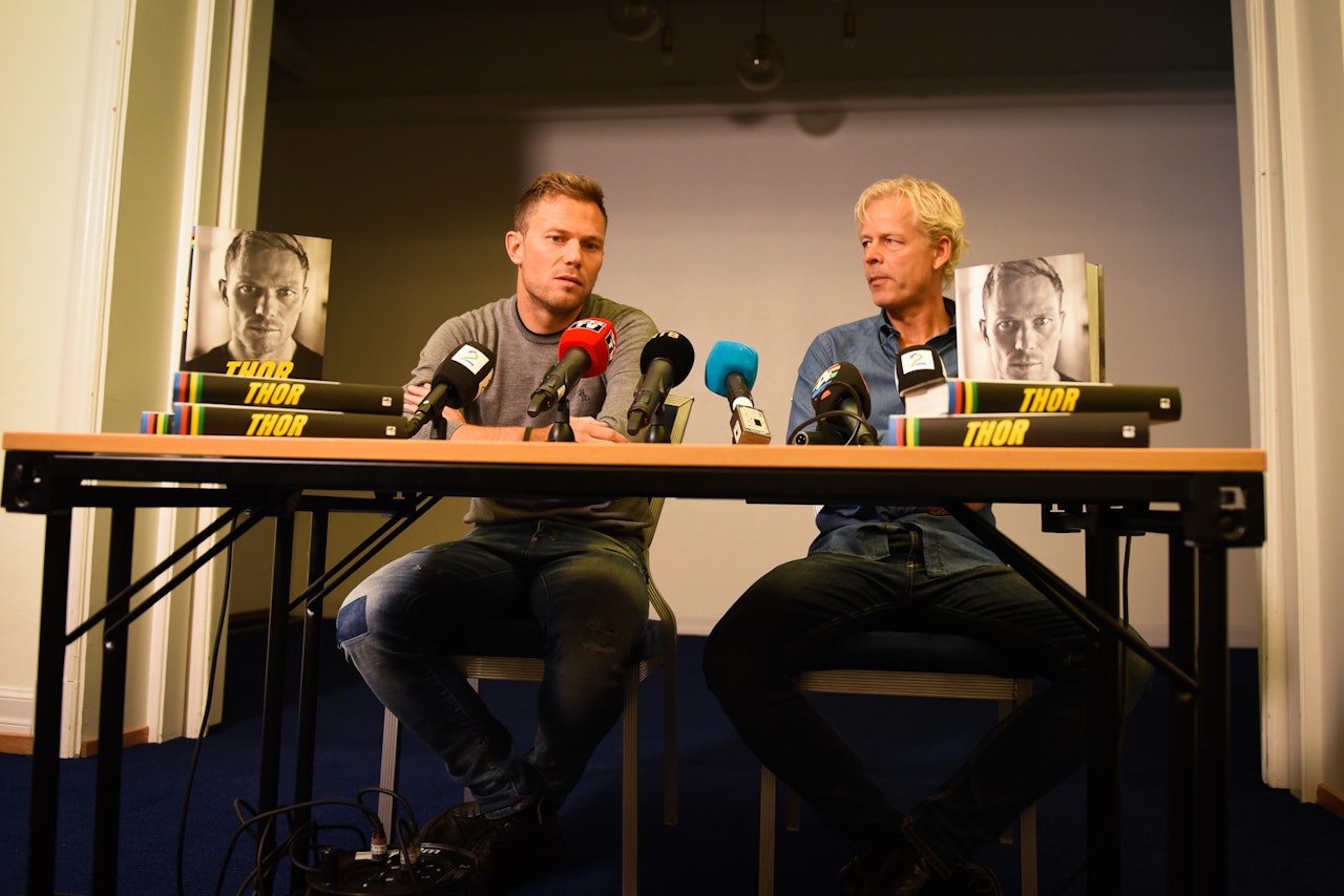 TYKK SAK: Boken altså. Thor Hushovd og Jostein Ravnåsen presenterte sin nye bok, med over 500 sider om syklisten. 