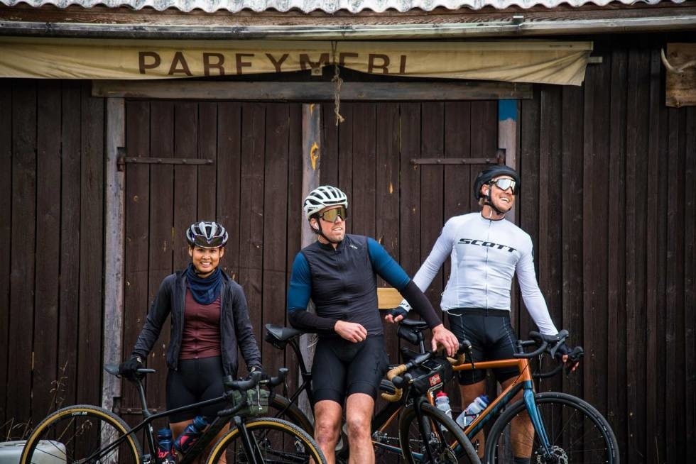 HAPPY DAYS: Lange dager på sykkelen med gode venner er essensen i boka. Foto: Henrik Alpers. turglede