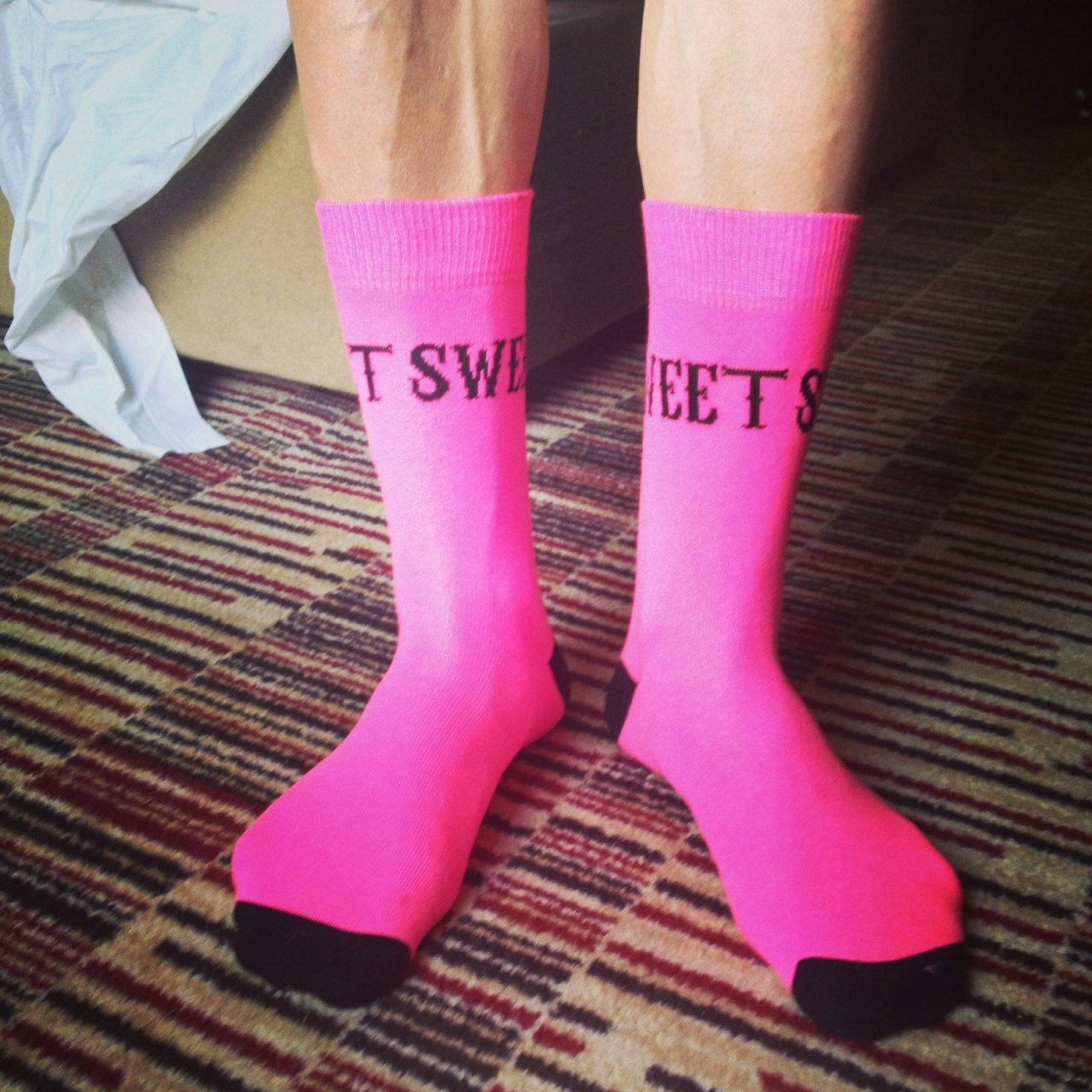 HELLIGBRØDE? Undertegnede sverger til lange og fargerike sokker om dagen. Fet mote, eller banning i kjerka? Foto: Henrik Alpers HELLIGBRØDE? Undertegnede sverger til lange og fargerike sokker om dagen. Fet mote, eller banning i kjerka? Foto: Henrik Alpers