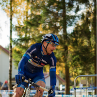 BORTEBANE: Norgesmester på tempo Reidar Borgersen hadde sitt fulle hyre med å holde seg på to hjul i Svelvik. Foto: Pål Westgaard. 