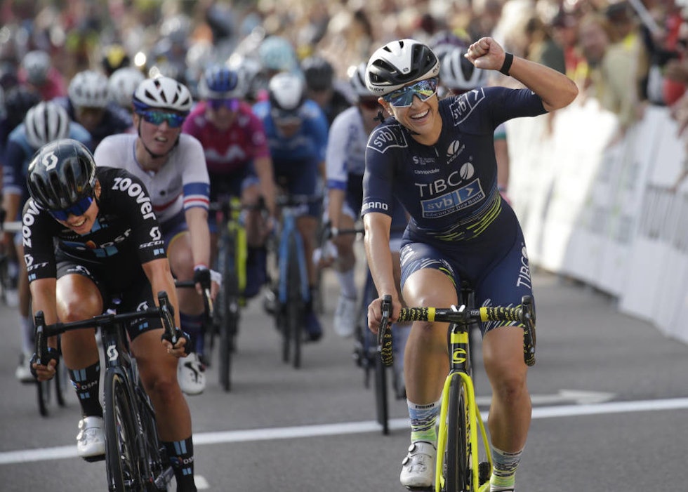 NÆR SEIER: Kristen Faulkner holdt akkurat Susanne Andersen bak seg, etter et langt solobrudd. Foto: Cor Vos susanne andersen, ladies tour of norway, uno-x pro cycling
