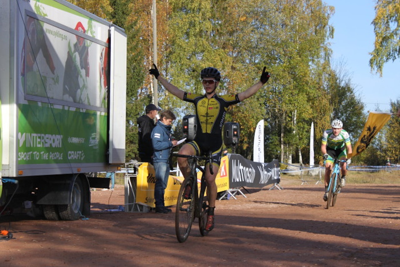 SUVEREN: Fredrik Haraldseth levet opp til forventningene, og slo fjorårets NorgesCup-vinner Morten Vaeng. Foto: NCF SUVEREN: Fredrik Haraldseth levet opp til forventningene, og slo fjorårets NorgesCup-vinner Morten Vaeng. Foto: NCF