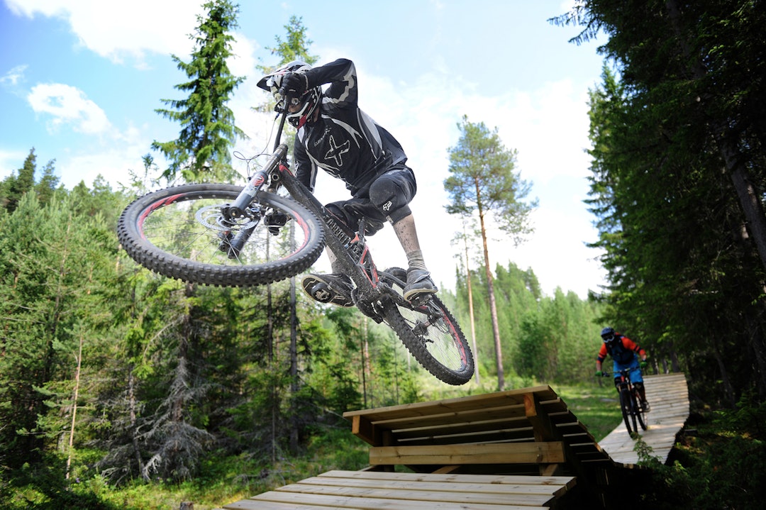 Shuttlebasert utfor i Tronfjell er fortsatt en del av programmet. Her er Severin Midteide Poppe i fri utfoldelse med Emil Carlsson like bak. Foto: Ivar Thoresen Severin Poppe Midteide - emil Carlson behind - Foto Ivar Thoresen 1400x933