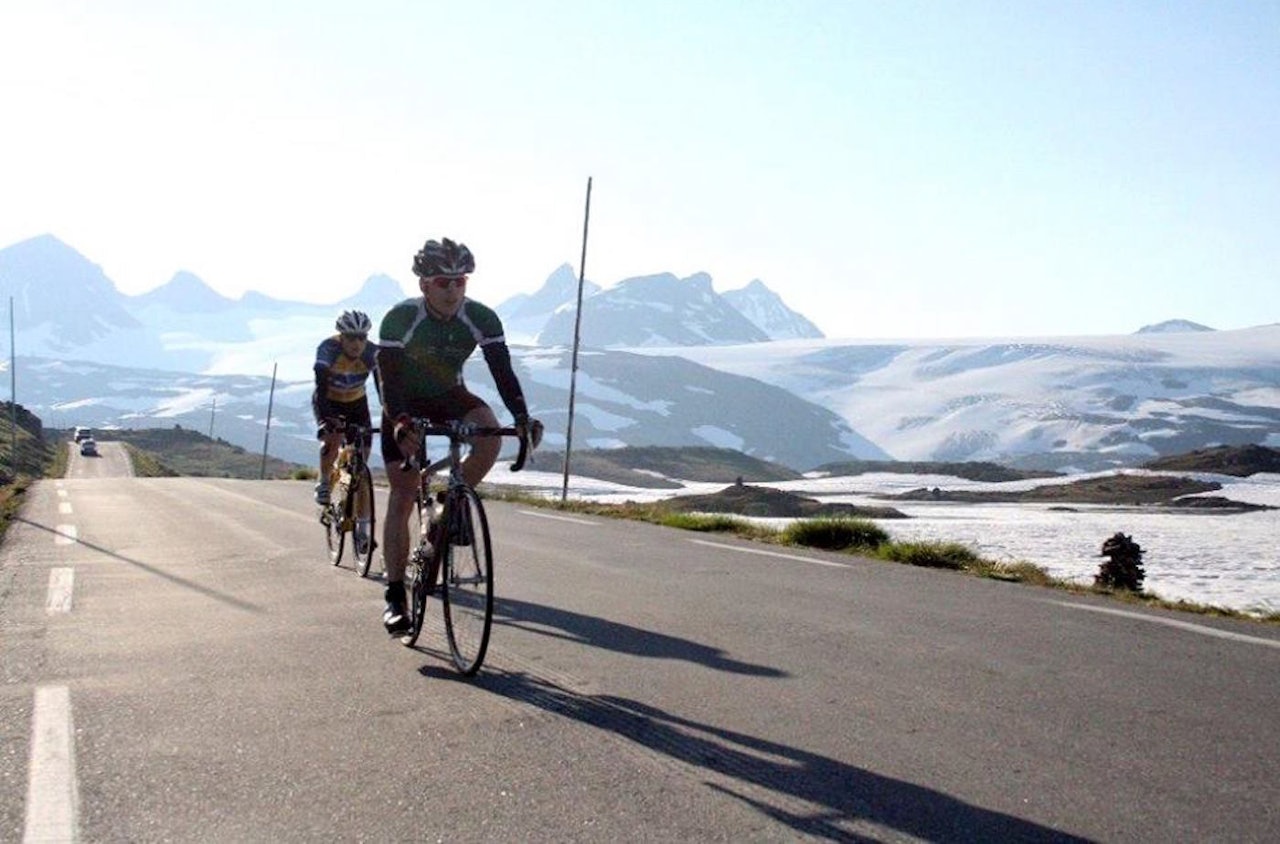JOTUNHEIMEN RUNDT går over Sognefjellet, som er Nord-Europas høyeste. Foto: Jotunheimen Rundt JOTUNHEIMEN RUNDT går over Sognefjellet, som er Nord-Europas høyeste. Foto: Jotunheimen Rundt
