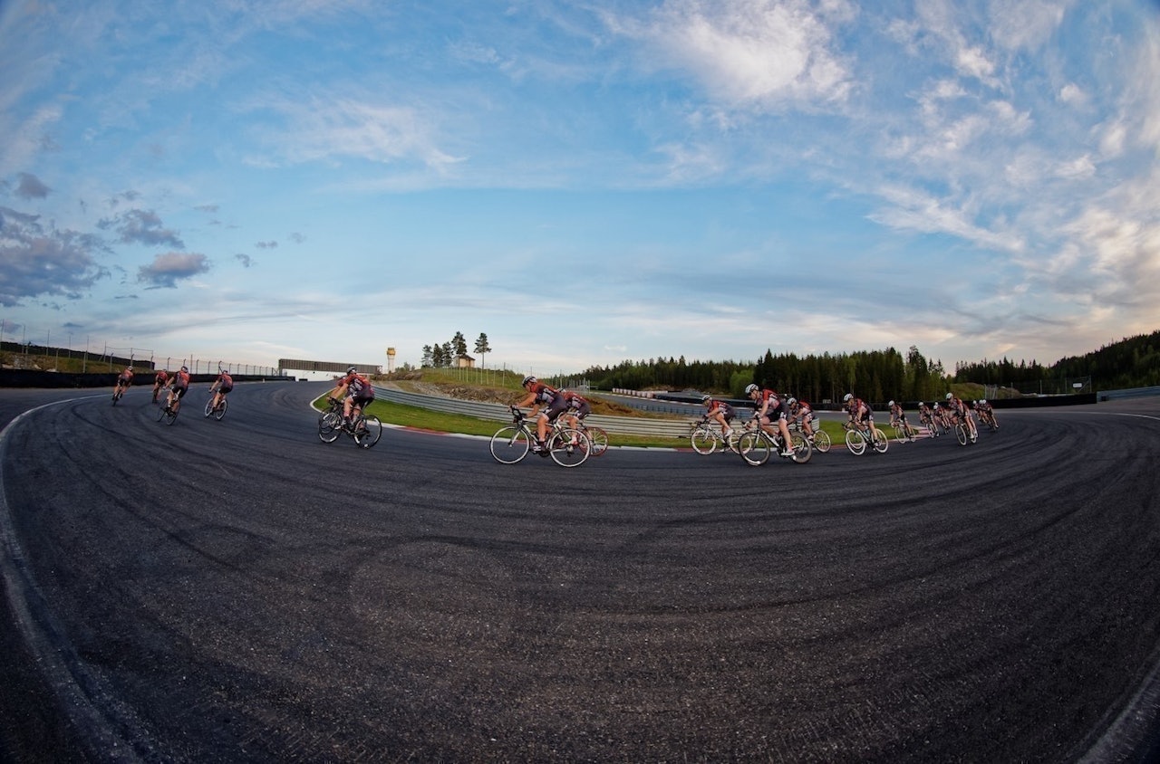 SPREKK: Selv en velpolert rulle får luker når det går i 70km/t i feildoserte svinger. Foto: Ola Morken SPREKK: Selv en velpolert rulle får luker når det går i 70km/t i feildoserte svinger. Foto: Ola Morken