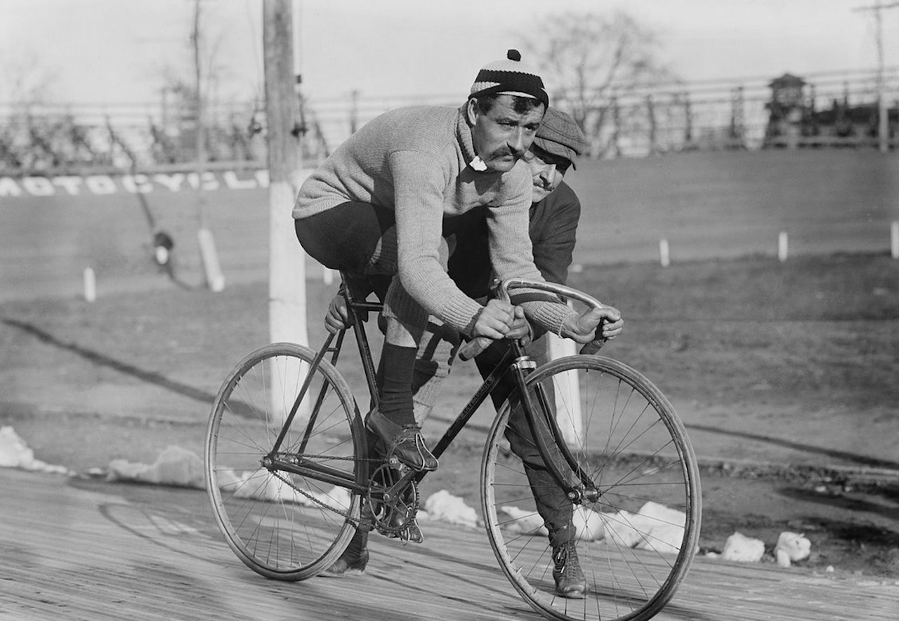 LUE MED DUSK: Léon Georget sverget til hjemmestrikket lue når han kjørte løp. Bildet er fra 1909. Foto: Wikimedia Commons. LUE MED DUSK: Léon Georget sverget til hjemmestrikket lue når han kjørte løp. Bildet er fra 1909. Foto: Wikimedia Commons.