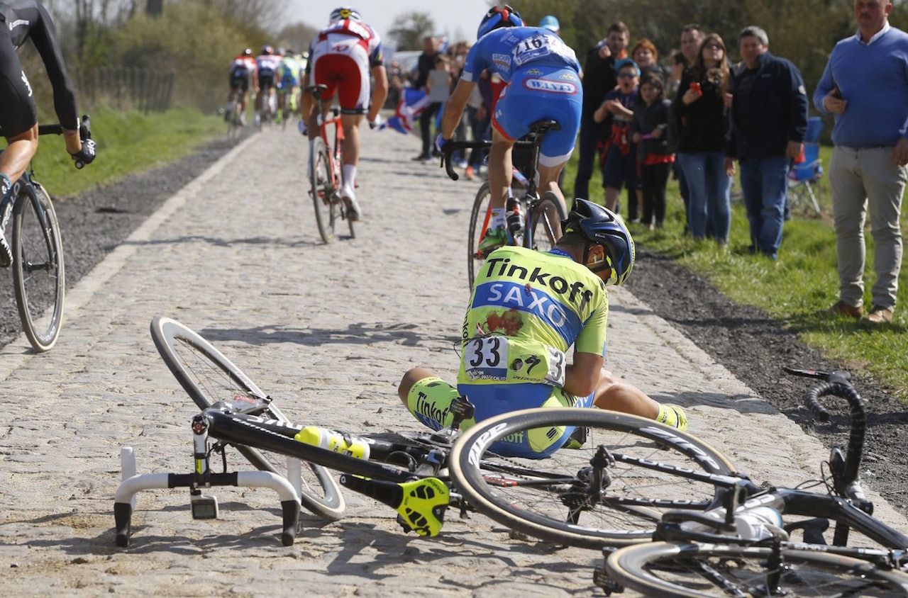 Sykkellegendken Eddy Merckx tror skivebremser kan gå på sikkerheten løs i proffritt med gruppettoer på 200 mann i stor fart. I forbindelse med en massevelt i årets Paris-Roubaix ble skivebremser gjenstand for debatt. Foto: Cor Vos 