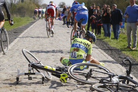 Sykkellegendken Eddy Merckx tror skivebremser kan gå på sikkerheten løs i proffritt med gruppettoer på 200 mann i stor fart. I forbindelse med en massevelt i årets Paris-Roubaix ble skivebremser gjenstand for debatt. Foto: Cor Vos 