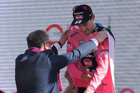 TILBAKE I ROSA: Tom Dumoulin lånte bare bort maglia rosa til Marcel Kittel i én dag. Foto: Cor Vos. 