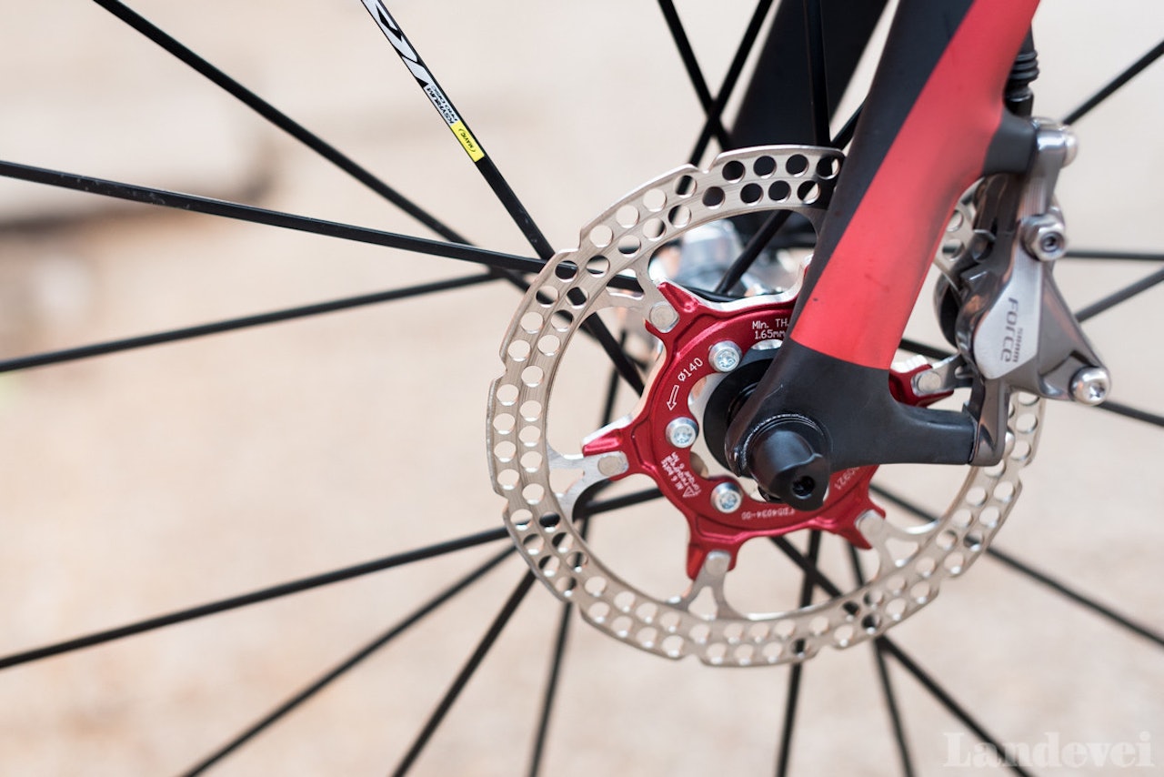 FORVIRRENDE: Teknisk sett er det forbudt, men forbundet lar deg fint sykle turritt med skivebremser. Foto: Henrik Alpers. FORVIRRENDE: Teknisk sett er det forbudt, men forbundet lar deg fint sykle turritt med skivebremser. Foto: Henrik Alpers.