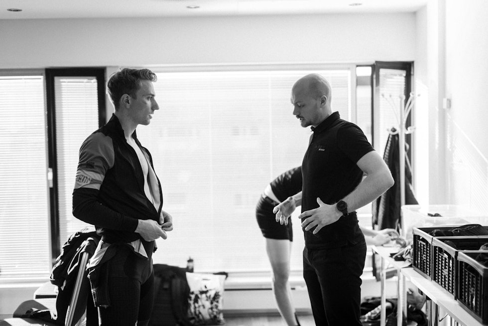 KLESTILPASNING: Erik Kolsung i Bioracer Norge hjelper Erlend Blikra med klestilpasning. Foto: Knut Andreas Lone klestilpasning-1