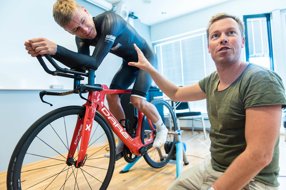TEMPODRAKT: Tour de l'Avenir-vinner Tobias Halland Johannessen får tilpasset tempodrakten på centimeteren. Sykkeltilpasser Petter Gustavsen står for oppmåling og justeringer. Foto: Henrik Alpers klestilpasning-2