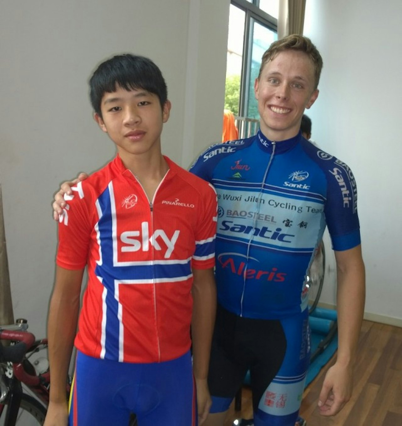 NORSK I KINA: Jonas Orset (til høyre hvis noen skulle være i tvil) grep sjansen da han fikk tilbud av et kinesisk lag, og han angrer ikke. Foto: Jonasorset.com NORSK I KINA: Jonas Orset (til høyre hvis noen skulle være i tvil) grep sjansen da han fikk tilbud av et kinesisk lag, og han angrer ikke. Foto: Jonasorset.com