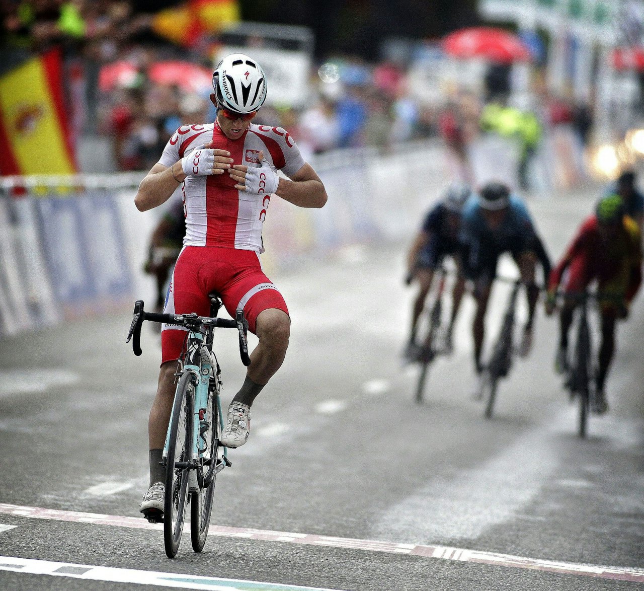 POLSK GLEDE: Michal Kwiatkowski kysser nasjonalsymbolet på drakten på de siste meterne. Foto: Cor Vos.  POLSK GLEDE: Michal Kwiatkowski kysser nasjonalsymbolet på drakten på de siste meterne. Foto: Cor Vos.