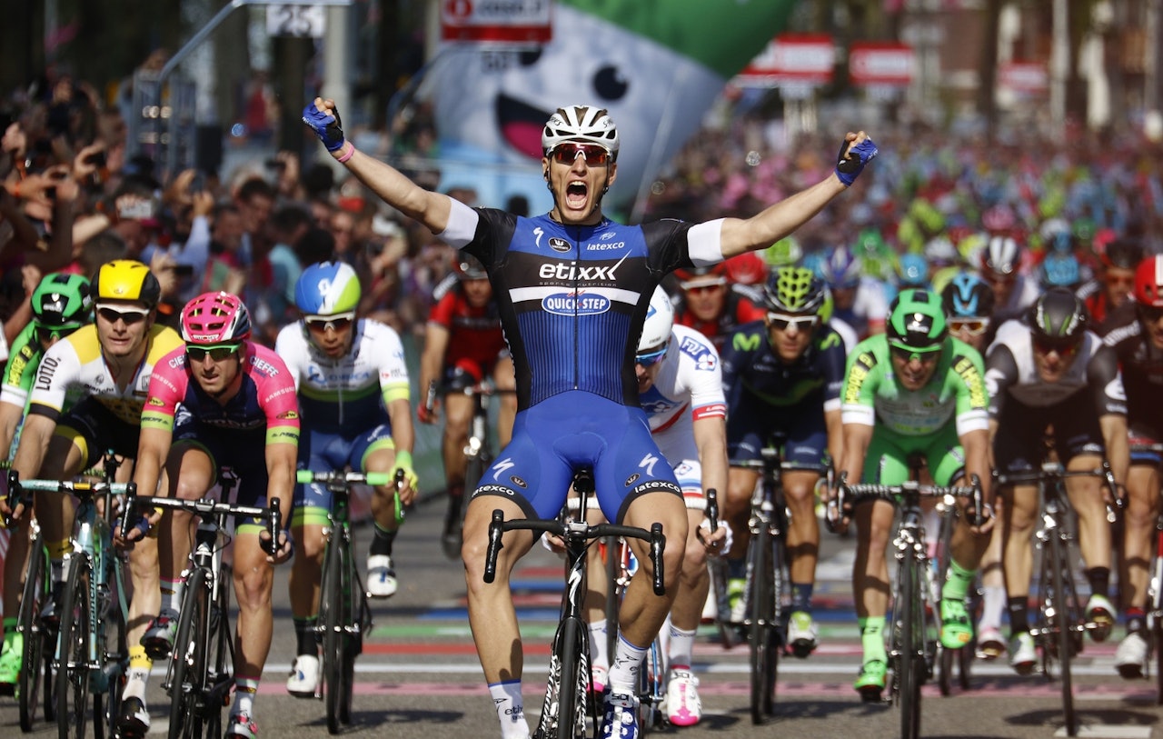 SUVEREN: Marcel Kittel hadde god tid til å feire dagens triumf i Giroen. Foto: Cor Vos. 