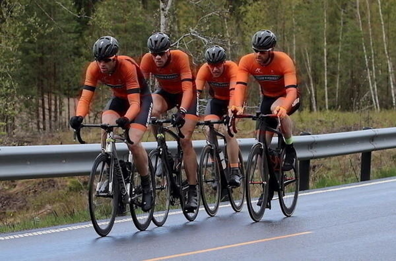 Kjekkas stiller med fem lag i Ceres lagtempo søndag, og mange av dem kjører fellesstarten etterpå. Men nå er de oransje gutta de jagede etter overlegen seier på Enebakk Rundt sist helg. Foto: Ola Morken