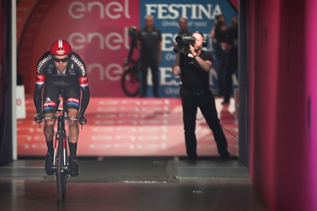 DEN FLYVENDE HOLLENDER: Tom Dumoulin fløy inn til seier på Giroens første etappe. Foto: Cor Vos. 