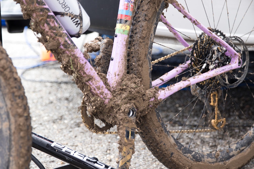 Sykkelen til Gunn-Rita Dahle Flesjå var preget av dagens forhold. Foto: Bengt Ove Sannes Mud WC XCO Albstadt May 20-18 - Bengt Ove Sannes 1400x933