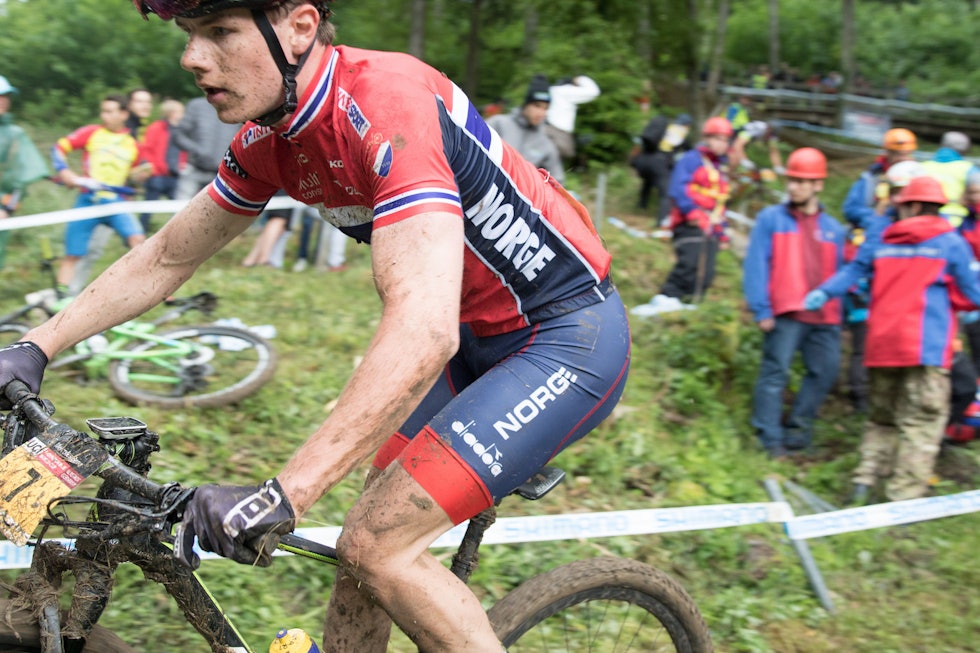 Martin Siggerud hadde ingen rå dag i regnværet i Albstadt. Foto: Bengt Ove Sannes Martin Siggerud - XCO WC Albstadt 2018 - Foto Bengt Ove Sannes 1400x933