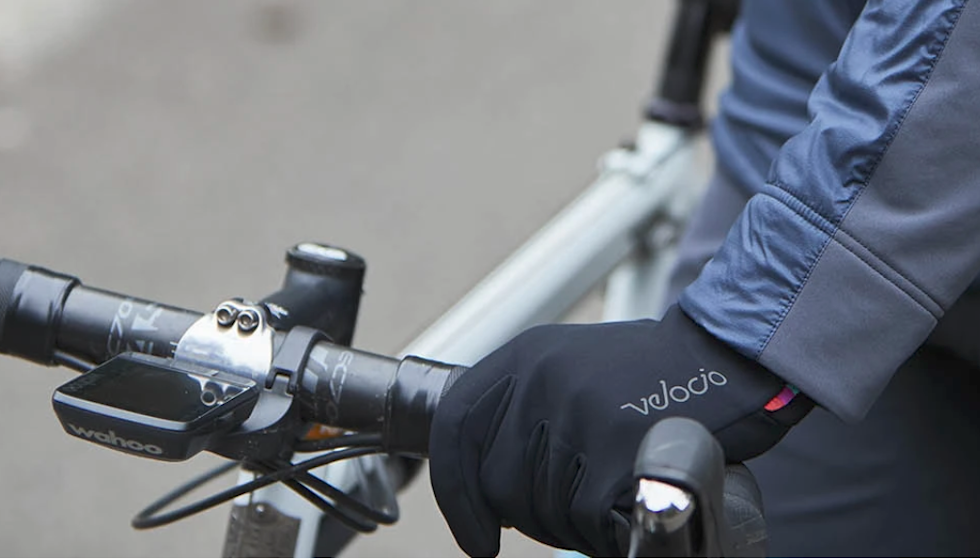 VINTER? Velocio lager gode regnhansker, slik som på bildet, noe som ofte blir omtalt som vinterhansker av produsentene. Foto: Velocio. Skjermbilde 2021-10-19 kl. 13.05.56