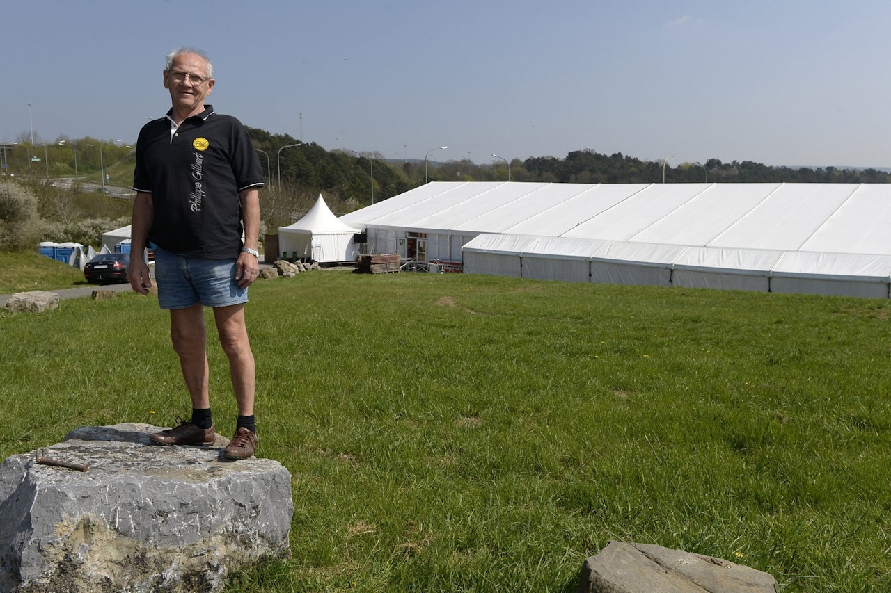 KLAR FOR FEST: Jeannot Gilbert, Philippes far, foran det beskjedne partyteltet sønnens fanklubb setter opp i Col de la Redoute hvert år. Foto: Cor Vos.  KLAR FOR FEST: Jeannot Gilbert, Philippes far, foran det beskjedne partyteltet sønnens fanklubb setter opp i Col de la Redoute hvert år. Foto: Cor Vos.