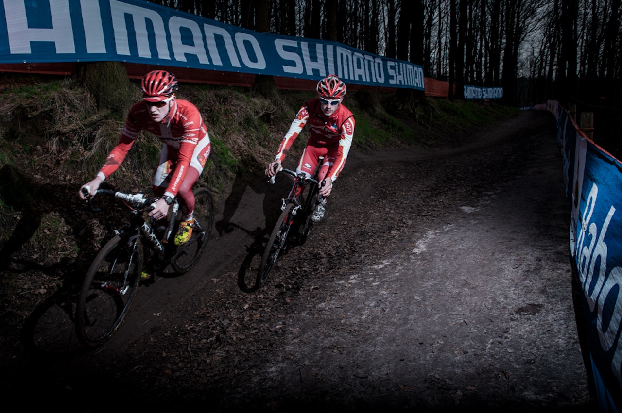 NABOER: To dansker terper på en gjørmete sving like før stadion. NABOER: To dansker terper på en gjørmete sving like før stadion.
