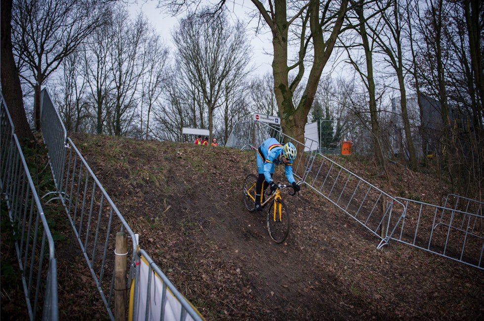 RASK START: Etter ca 200 meter på asfalt stuper rytterne ned denne lille kneika. Da gjelder det å bremse inn- og akselrere ut av svingen