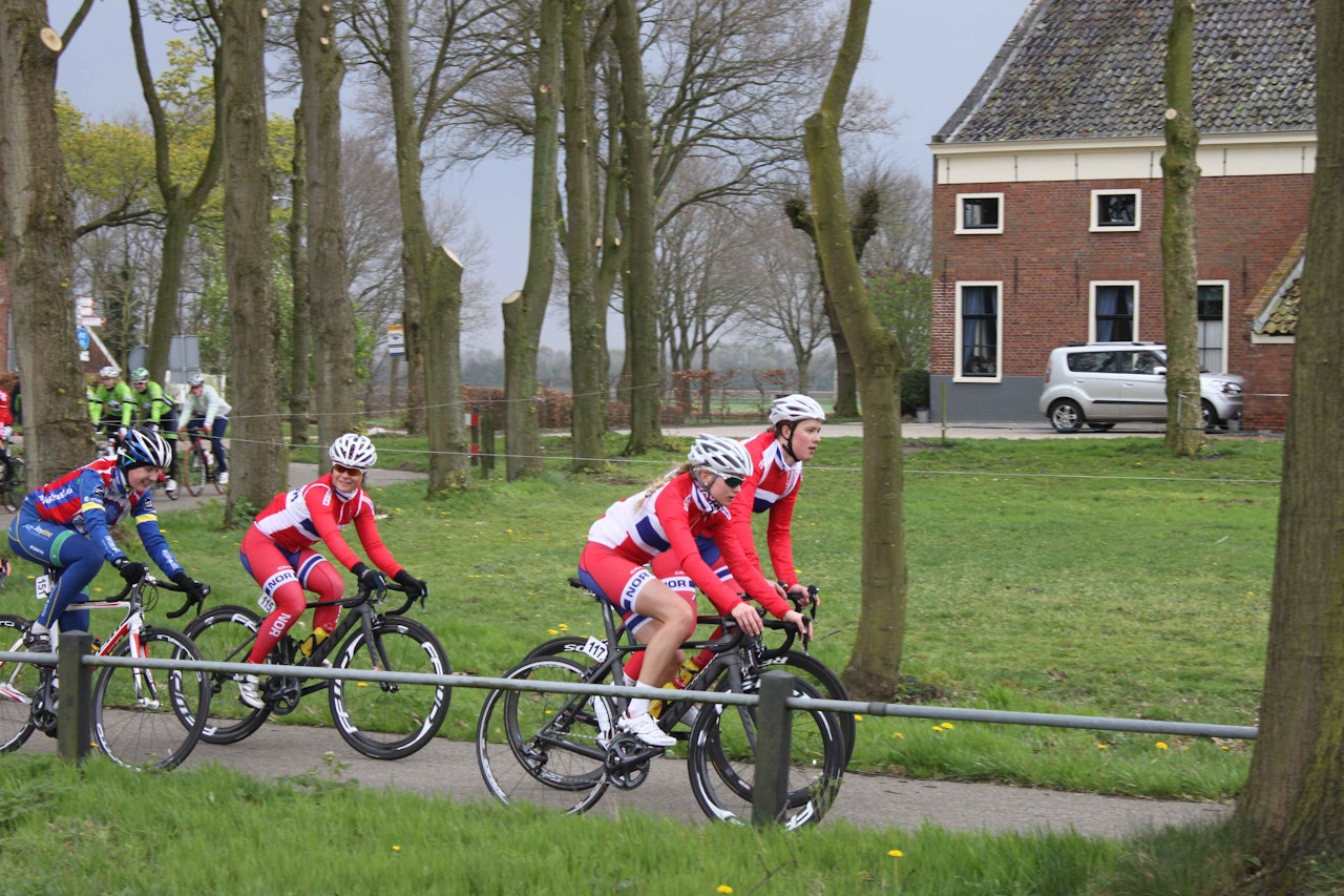 LANDSLAGET: Norge sender tre utøvere til fellesstarten i VM: Miriam Bjørnsrud, Emilie Moberg og Eline Brustad. Foto: NCF LANDSLAGET: Norge sender tre utøvere til fellesstarten i VM: Miriam Bjørnsrud, Emilie Moberg og Eline Brustad. Foto: NCF
