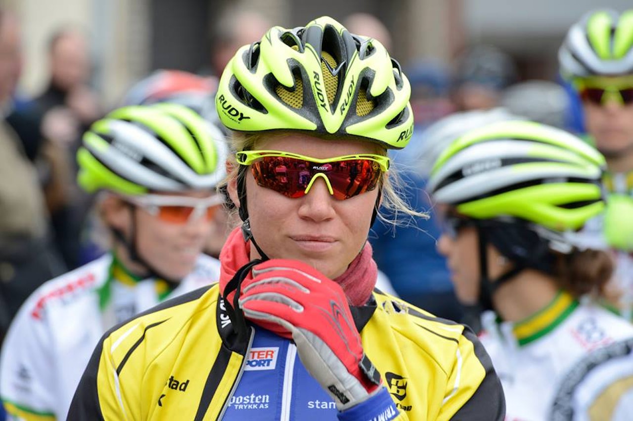 DOTTIGNIES, BELGIA: Ingvild Tangen holder varmen med Ottestadjakke over Grimstadtrøye før rittstart 24. mars i år. Foto: Alain Dutilleul DOTTIGNIES, BELGIA: Ingvild Tangen holder varmen med Ottestadjakke over Grimstadtrøye før rittstart 24. mars i år. Foto: Alain Dutilleul