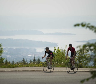 FENOMENAL UTSIKT: Sykkelturen til Tryvann er en av de mest sentrumsnære turene i Oslo, og den gir en enestående utsikt mot toppen. Foto: Henrik Alpers sykkeltur oslo tryvann
