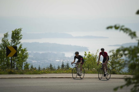 FENOMENAL UTSIKT: Sykkelturen til Tryvann er en av de mest sentrumsnære turene i Oslo, og den gir en enestående utsikt mot toppen. Foto: Henrik Alpers sykkeltur oslo tryvann