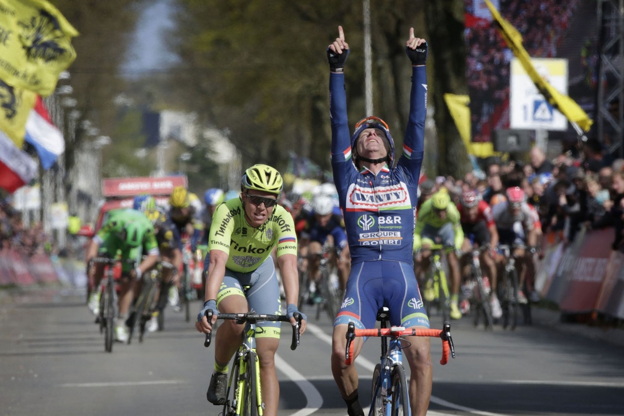TYDELIG FEIRING: Det var ingen tvil om hvem Enrico Gasparotto dediserte dagens seier til. Foto: Cor Vos. TYDELIG FEIRING: Det var ingen tvil om hvem Enrico Gasparotto dediserte dagens seier til. Foto: Cor Vos.