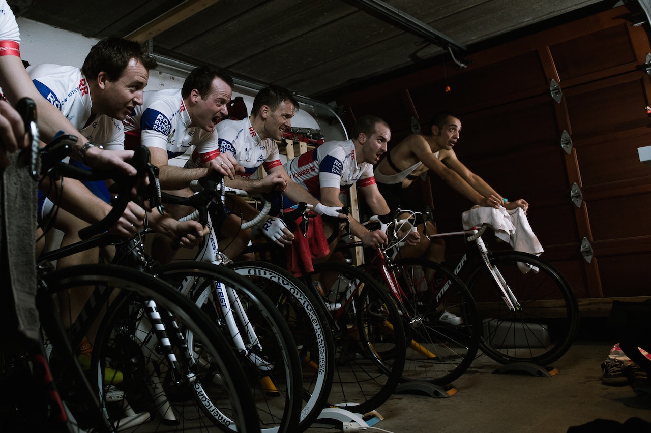 SKJØNT DET: Erik Amit Nordlie til høyre i bildet ser nytteverdien i The Sufferfests siste treningsvideo. Foto: Henrik Alpers SKJØNT DET: Erik Amit Nordlie til høyre i bildet ser nytteverdien i The Sufferfests siste treningsvideo. Foto: Henrik Alpers