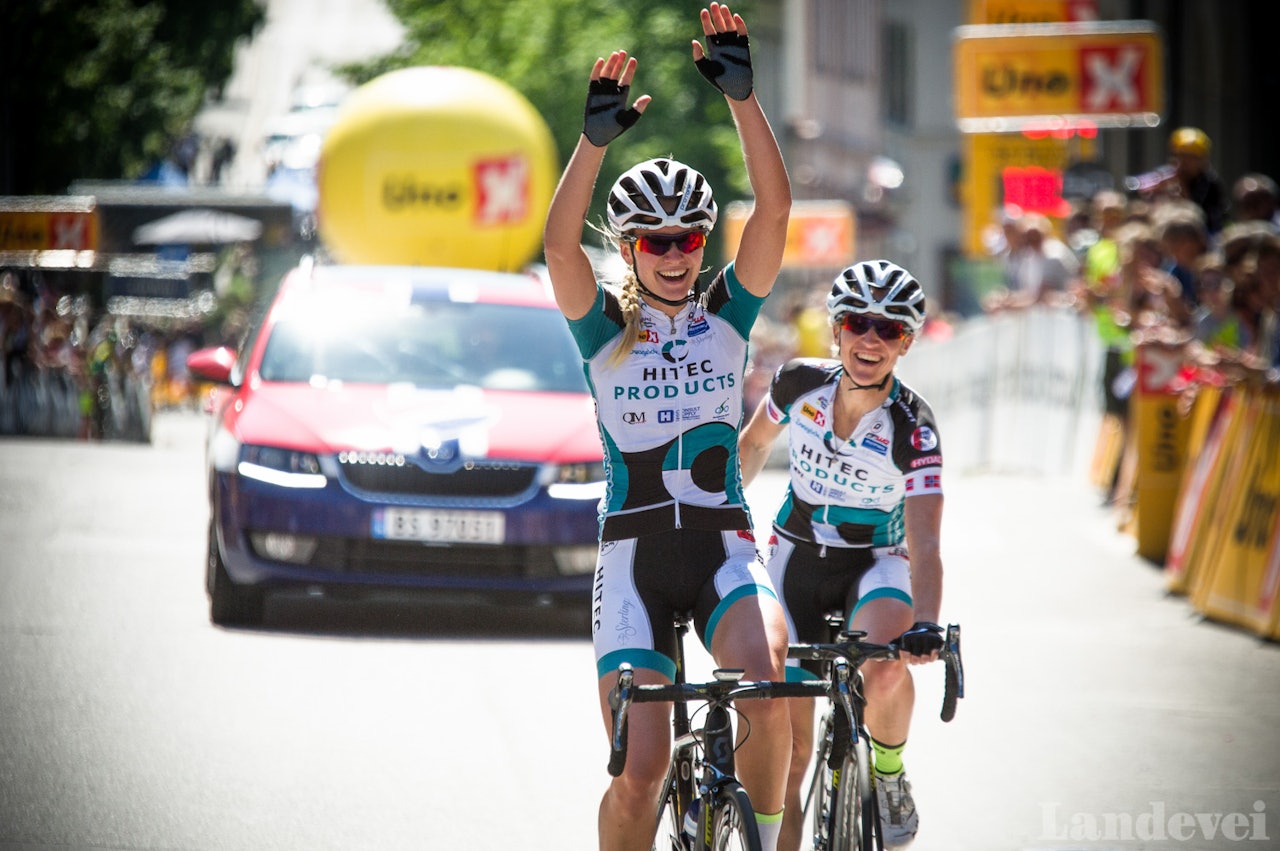 SUVERENE: Miriam Bjørnsrud og Cecilie Gotaas Johnsen kom alene til mål på kvinnenes fellesstart. Foto: Henrik Alpers. SUVERENE: Miriam Bjørnsrud og Cecilie Gotaas Johnsen kom alene til mål på kvinnenes fellesstart. Foto: Henrik Alpers.