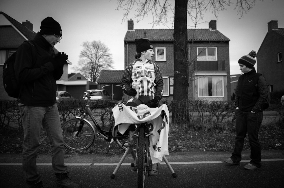 KONGE I GATA: Deltagerne varmer opp på rulle i gata, alle som en, verdensmester eller nybegynner.