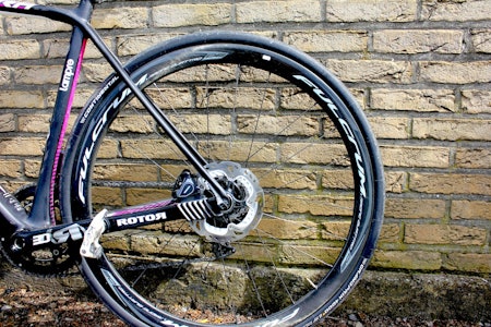 TIDLIG UTE: Lampre Merida-laget legger konservative tanker til side og tester nå ut skivebremser i ritt. TIDLIG UTE: Lampre Merida-laget legger konservative tanker til side og tester nå ut skivebremser i ritt.