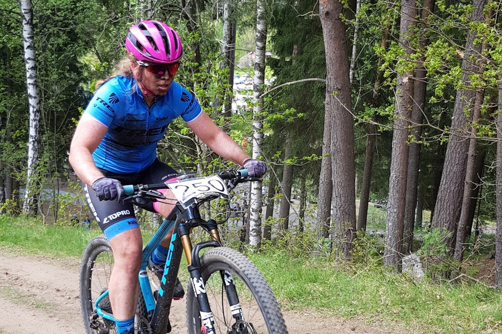 Elisabeth Sveum ble helt svart i fjeset etter treningen midt i rittet. Foto: Bengt Ove Sannes Elisabeth Sveum - Vårgårda 2018 - Svart i trynet - Bengt Ove Sannes 1400x933
