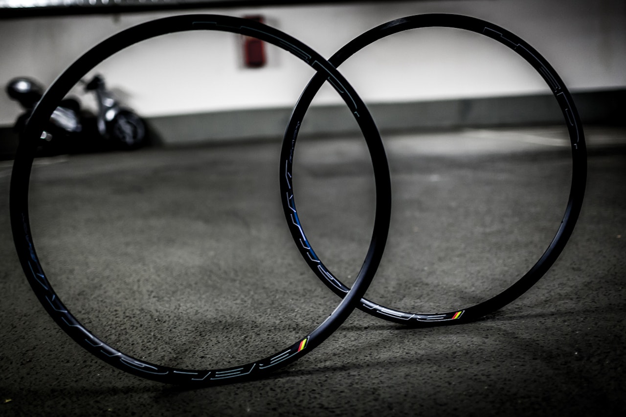 "BELGISKE" FELGER: Steve Hed var pioner på de brede felgene mange topprodusenter nå har annektert. Her den helsorte Belgium-felgen som brukes i Ardenner-hjulene fra HED.  "BELGISKE" FELGER: Steve Hed var pioner på de brede felgene mange topprodusenter nå har annektert. Her den helsorte Belgium-felgen som brukes i Ardenner-hjulene fra HED.