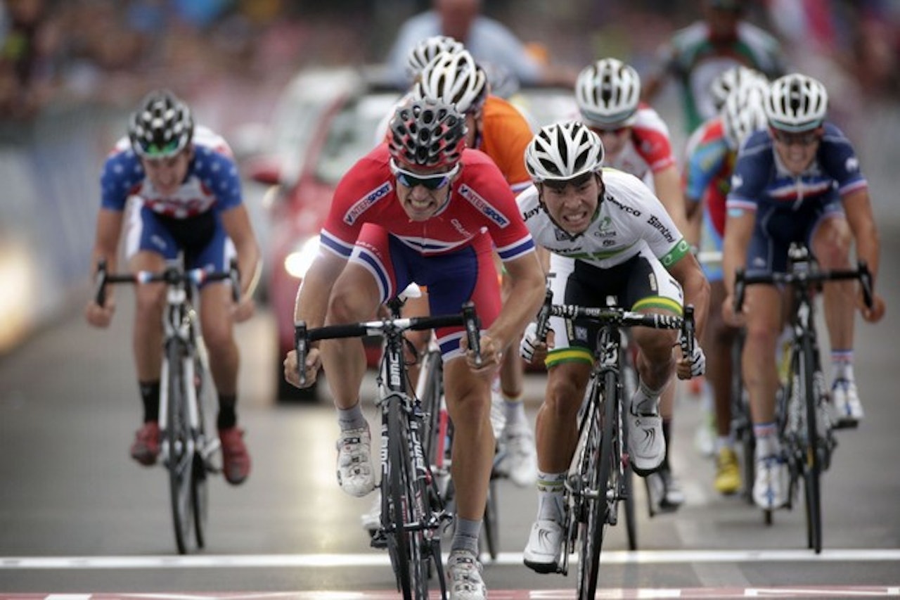 GIFTIG SPURT: Sondre Holst Enger er god på det aller meste, men kanskje aller best i en spurt. Her sikrer han seg bronsemedaljen i U23-VM i Firenze. Foto: Cor Vos. GIFTIG SPURT: Sondre Holst Enger er god på det aller meste, men kanskje aller best i en spurt. Her sikrer han seg bronsemedaljen i U23-VM i Firenze. Foto: Cor Vos.