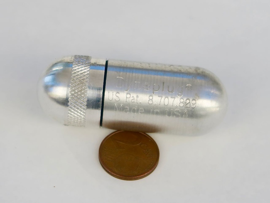 LITEN: Dynaplug-pillen er på størrelse med en liten tommel. 5 Euro-cent-mynten gir perspektiv og er på størrelse med et kronestykke. Alle foto: Øyvind Aas