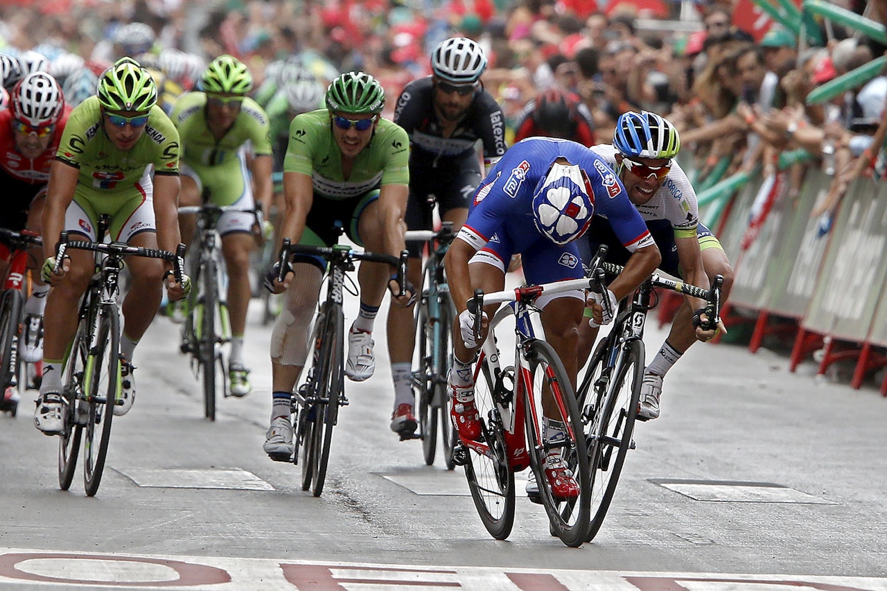 KAMP TIL STREKEN: Nacer Bouhanni måtte kjempe helt til streken for å hold Michael Matthews bak seg. Foto: Cor Vos.  KAMP TIL STREKEN: Nacer Bouhanni måtte kjempe helt til streken for å hold Michael Matthews bak seg. Foto: Cor Vos.