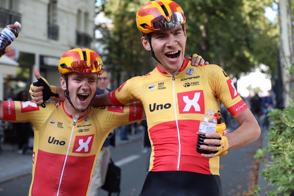 HJELPSOM: Martin Urianstad Bugge satt bak i tetgruppa og stoppet angrepene. Foto: Arrangøren. jonas-iversby-hvideberg-paris-tours