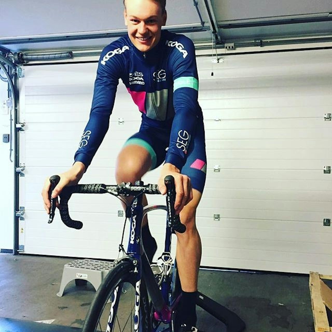 NY FARGER: Etter sterk kjøring i Belgia ble IK Hero-rytter Henrik Evensen belønnet med kontrakt hos kontinentallaget SEG Racing Academy. Foto: Privat. NY FARGER: Etter sterk kjøring i Belgia ble IK Hero-rytter Henrik Evensen belønnet med kontrakt hos kontinentallaget SEG Racing Academy. Foto: Privat.