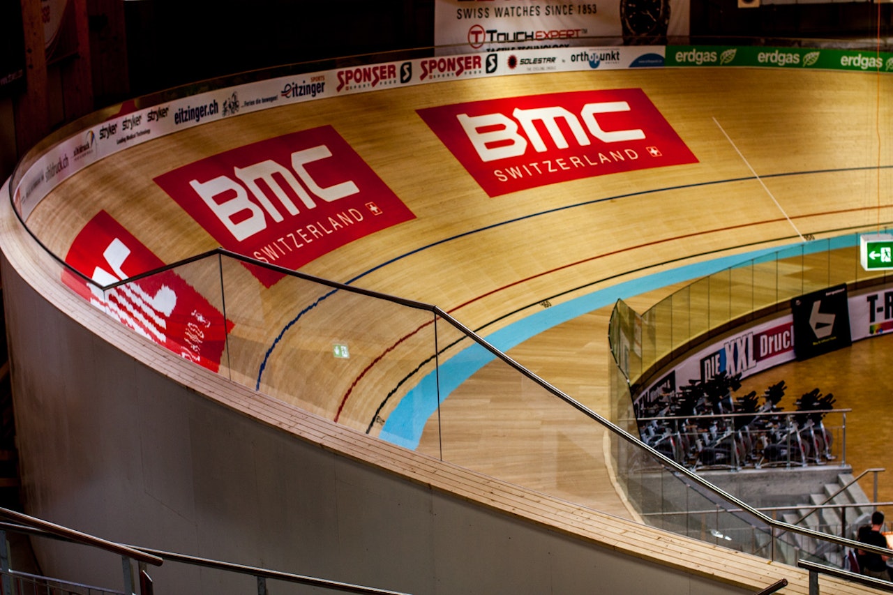 FYSISKE LOVER: Sentrifugalkreftene held deg på plass oppe i den bratte furuveggen som ruvar meir enn fem meter over det lyseblå feltet. FYSISKE LOVER: Sentrifugalkreftene held deg på plass oppe i den bratte furuveggen som ruvar meir enn fem meter over det lyseblå feltet.