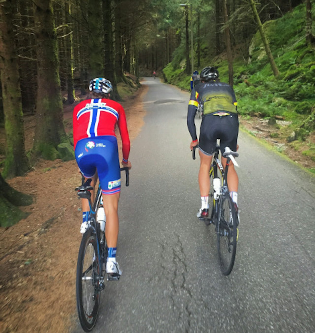 FRODIG: Opp Munkebotn kommer du tett på Naturen, her er det Odd Christian Eiking som strekker på beina. Foto: Dan Erik Hansen.  FRODIG: Opp Munkebotn kommer du tett på Naturen, her er det Odd Christian Eiking som strekker på beina. Foto: Dan Erik Hansen.