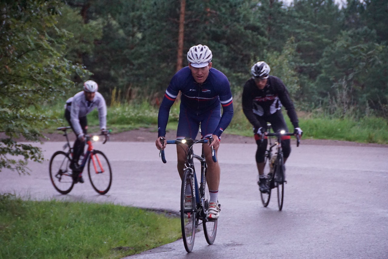BLODSLIT: Atle Thoresen syklet 10.000 høydemeter på drøyt 13 timer og er Norges raskeste på øvelsen. Maxim Golev (bak) var nummer to på lista. Foto: Bjørn Saksberg