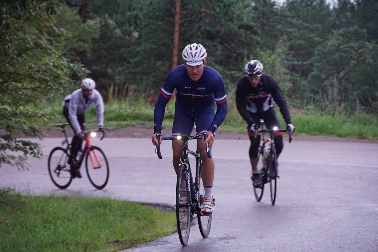 BLODSLIT: Atle Thoresen syklet 10.000 høydemeter på drøyt 13 timer og er Norges raskeste på øvelsen. Maxim Golev (bak) var nummer to på lista. Foto: Bjørn Saksberg BLODSLIT: Atle Thoresen syklet 10.000 høydemeter på drøyt 13 timer og er Norges raskeste på øvelsen. Maxim Golev (bak) var nummer to på lista. Foto: Bjørn Saksberg