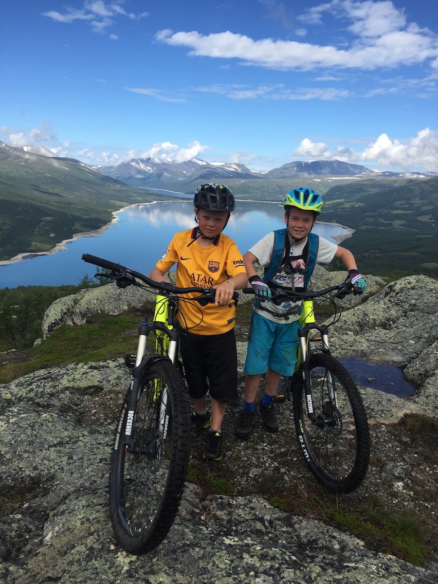 Turglede er en del av enduro, og ungdommen ser ut til å trives til fjells. Foto: Trond Wollan Enduro duo - Trond Wollan - 900x1200