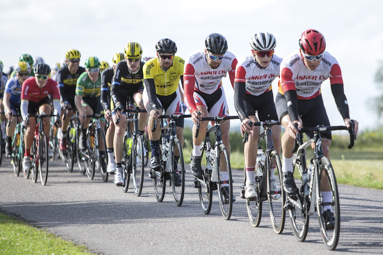 SAMMENLAGTSEIER: Kristoffer Ylven Westgaard takker lagkameratene i Asker CK for sammenlagtseier i Roserittet. Foto: Pål Westgaard SAMMENLAGTSEIER: Kristoffer Ylven Westgaard takker lagkameratene i Asker CK for sammenlagtseier i Roserittet. Foto: Pål Westgaard