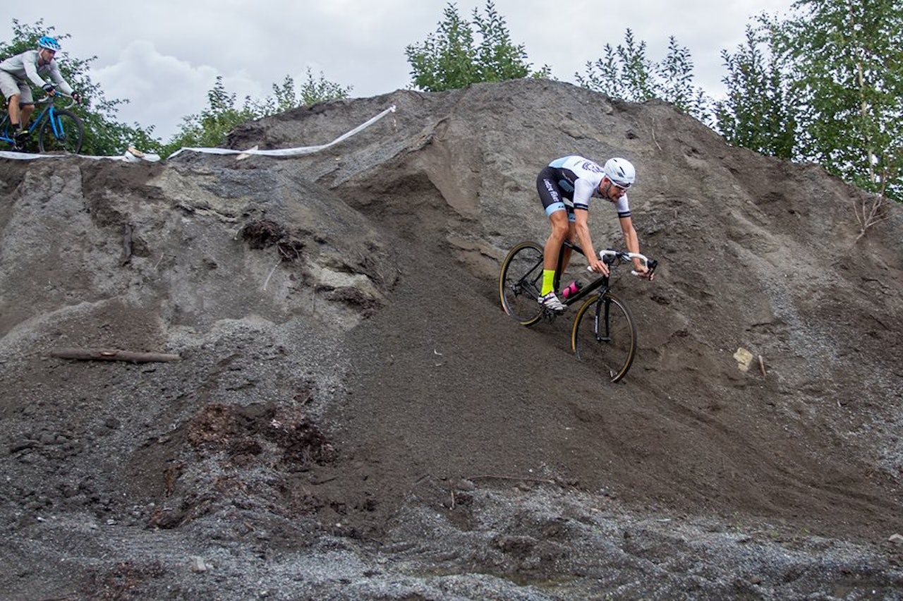 KONTROLL: Carl Christopher Hoel manøvrerer seg ned en bratt grusbakke på Sandvika Sykkelkrossarena. Foto: BOC. KONTROLL: Carl Christopher Hoel manøvrerer seg ned en bratt grusbakke på Sandvika Sykkelkrossarena. Foto: BOC.